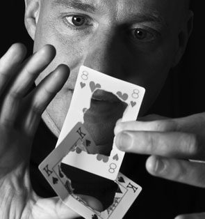 Odense tryllekunstner Ole Larsen tryller med spillekort, mønter mv. lige under næsen på dine gæster.