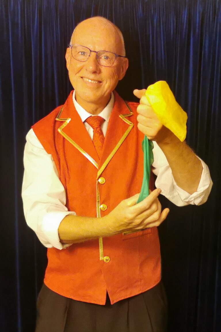 Tryllekunstner Ole fra Fyn optræder med elegant cabaret magic show. I hans hånd skifter tørklædet farve fra gult til grønt